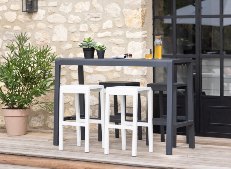 Océo – La table haute Antonino permet un gain d’espace tout en élégance et en finesse grâce à ses tabourets intégrés et sa petite largeur